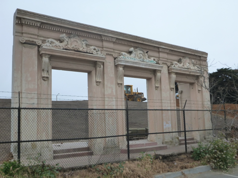 What are those ruins in the parking lot of the San Francisco Zoo?